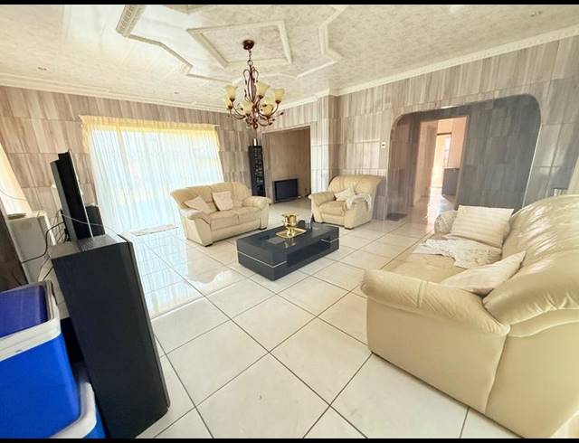3 BEDROOM HOUSE FOR SALE IN VANDERBIJLPARK CW 4